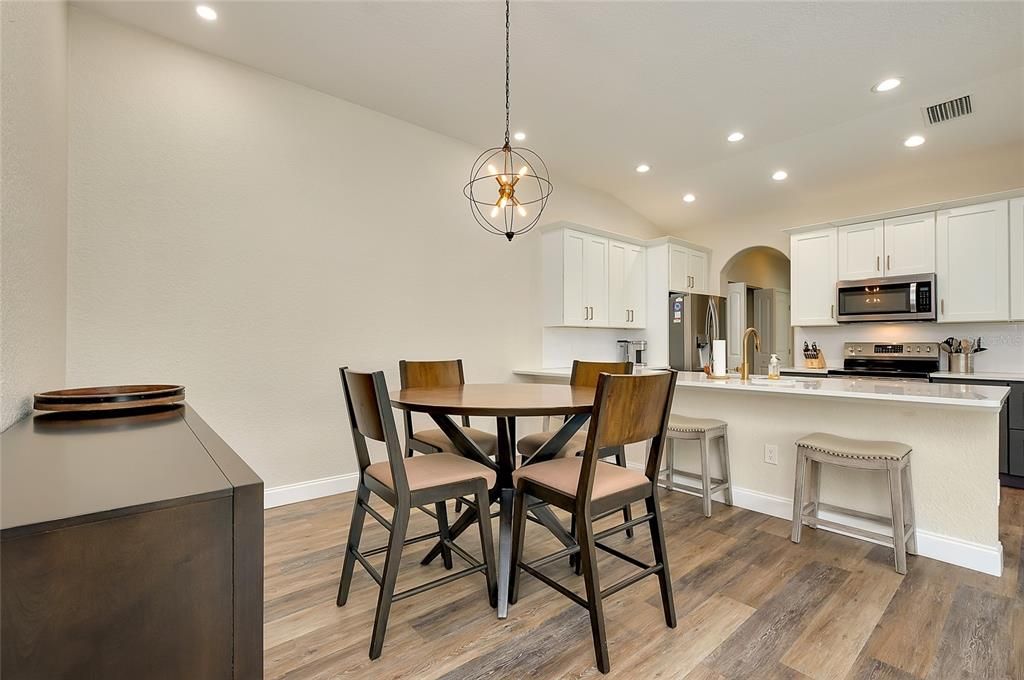 待售: $399,900 (2 贝兹, 2 浴室, 1385 平方英尺)