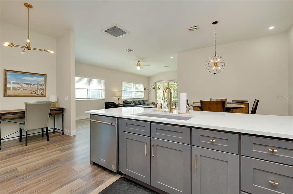 待售: $399,900 (2 贝兹, 2 浴室, 1385 平方英尺)