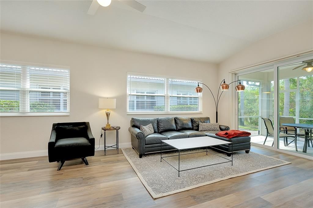 待售: $399,900 (2 贝兹, 2 浴室, 1385 平方英尺)