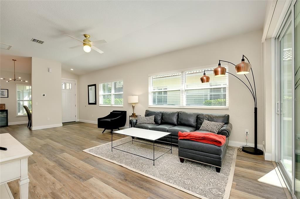 待售: $399,900 (2 贝兹, 2 浴室, 1385 平方英尺)