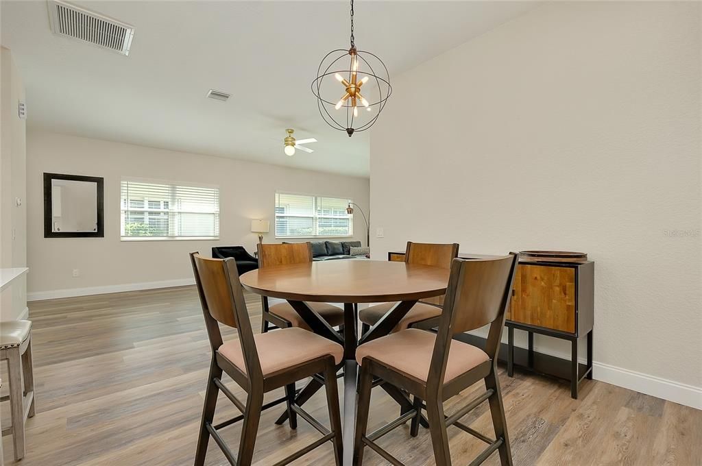 待售: $399,900 (2 贝兹, 2 浴室, 1385 平方英尺)