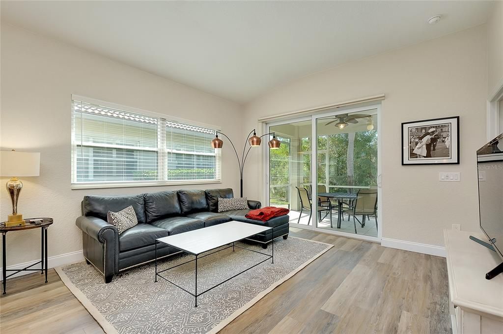 待售: $399,900 (2 贝兹, 2 浴室, 1385 平方英尺)