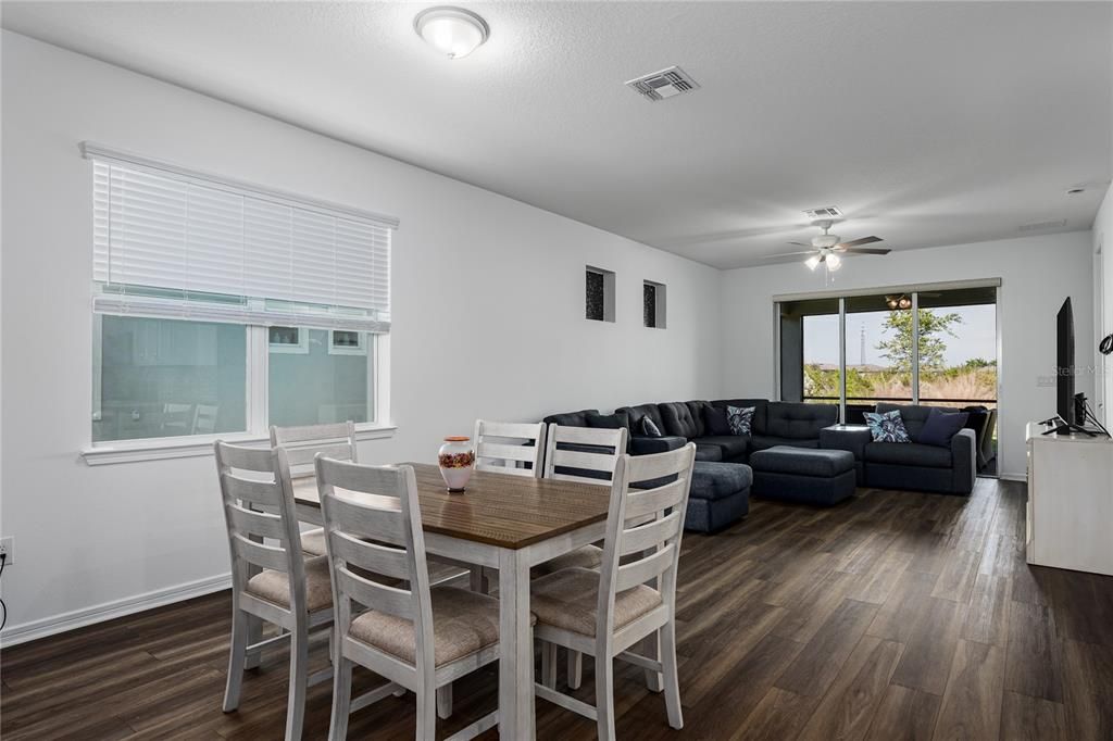 На продажу: $399,900 (2 спален, 2 ванн, 1542 Квадратных фут)