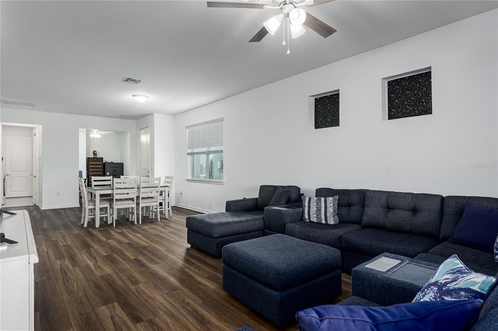 На продажу: $399,900 (2 спален, 2 ванн, 1542 Квадратных фут)