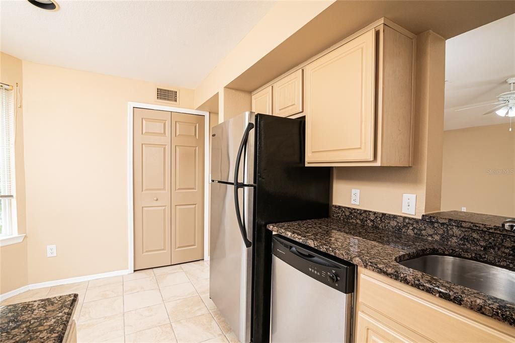 出租: $1,699 (2 贝兹, 1 浴室, 1271 平方英尺)