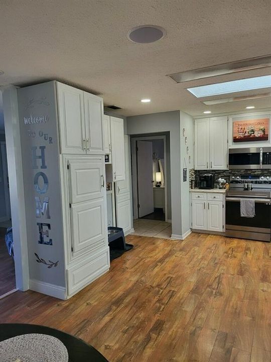 На продажу: $349,900 (2 спален, 2 ванн, 1980 Квадратных фут)