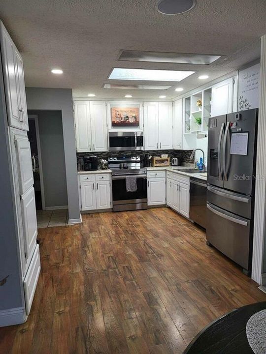 На продажу: $349,900 (2 спален, 2 ванн, 1980 Квадратных фут)