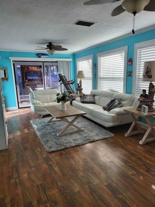 На продажу: $349,900 (2 спален, 2 ванн, 1980 Квадратных фут)