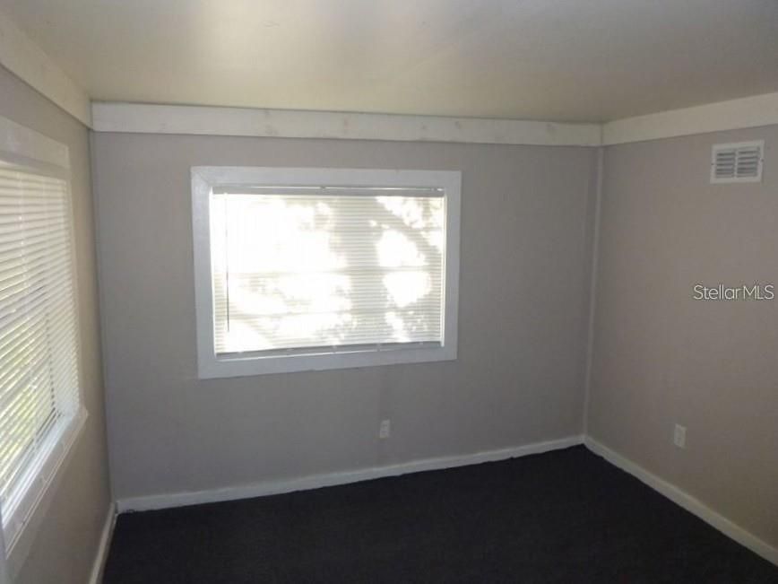 出租: $1,300 (3 贝兹, 1 浴室, 838 平方英尺)