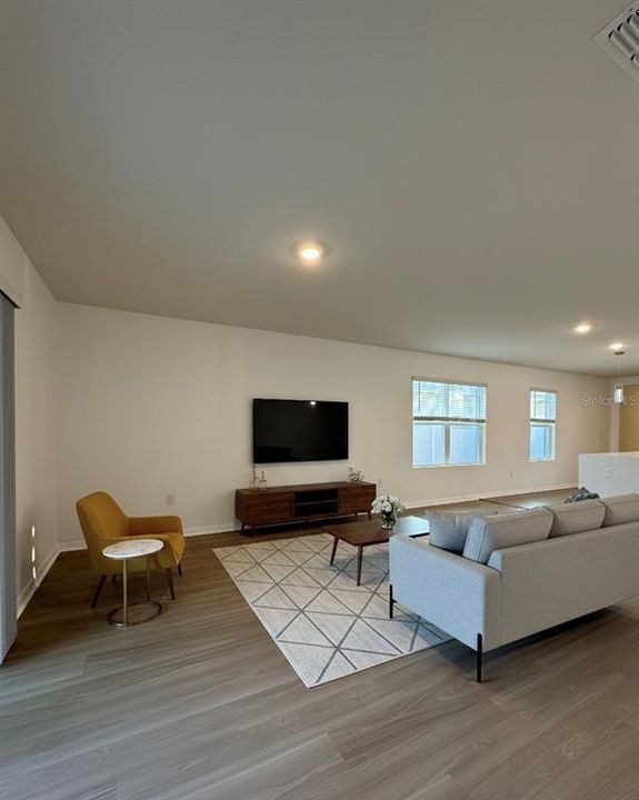 出租: $2,450 (3 贝兹, 2 浴室, 1641 平方英尺)