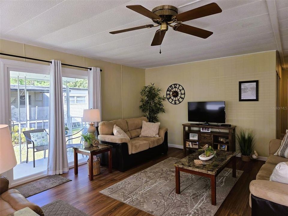 На продажу: $154,900 (2 спален, 2 ванн, 1056 Квадратных фут)