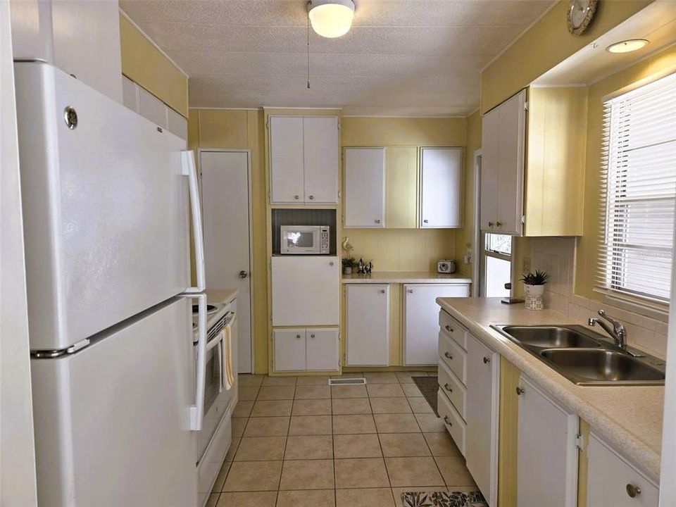 На продажу: $154,900 (2 спален, 2 ванн, 1056 Квадратных фут)