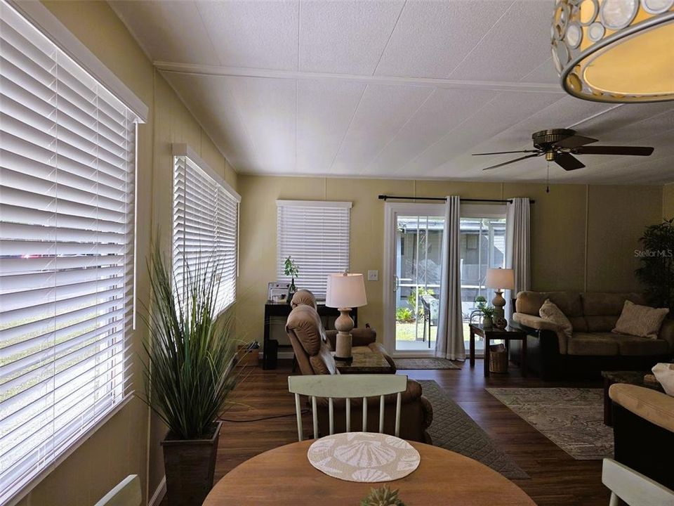 На продажу: $154,900 (2 спален, 2 ванн, 1056 Квадратных фут)