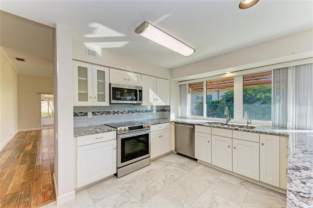 Под контрактом: $370,000 (2 спален, 2 ванн, 1767 Квадратных фут)