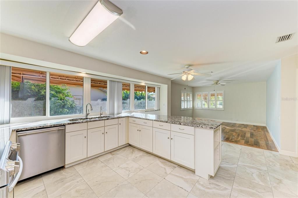 Под контрактом: $370,000 (2 спален, 2 ванн, 1767 Квадратных фут)