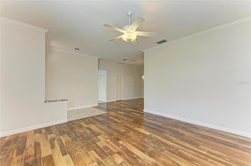 Под контрактом: $370,000 (2 спален, 2 ванн, 1767 Квадратных фут)