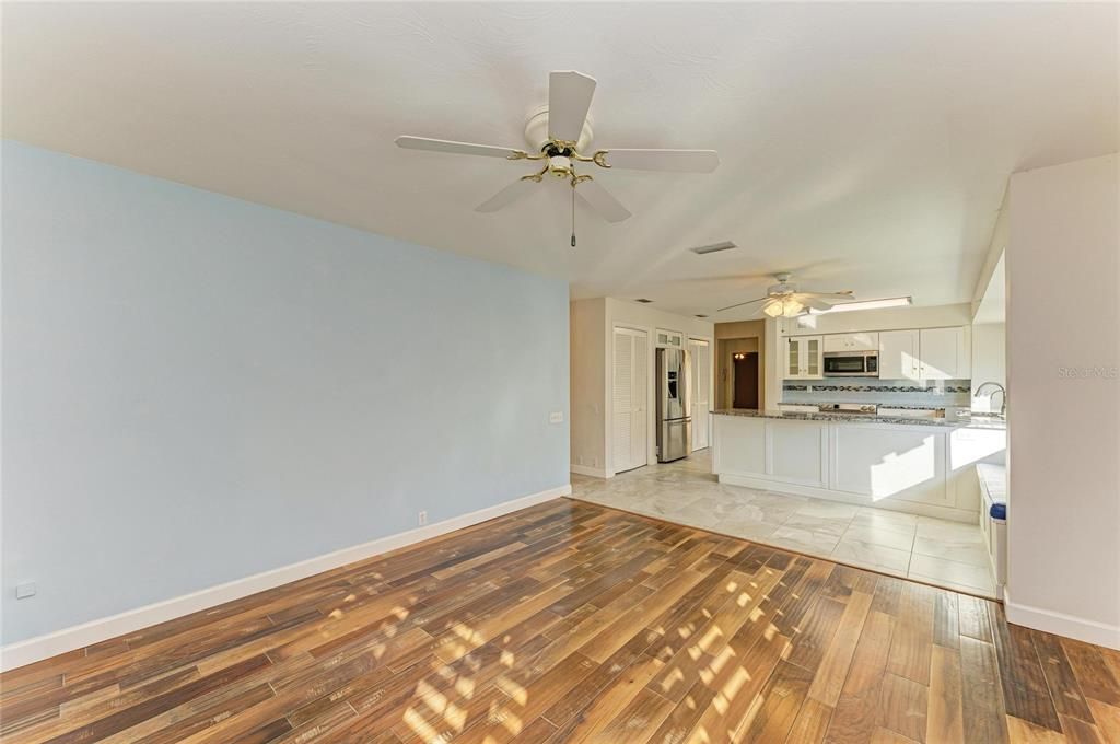 Под контрактом: $370,000 (2 спален, 2 ванн, 1767 Квадратных фут)