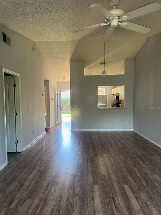 For Sale: $189,900 (2 beds, 2 baths, 886 Square Feet)