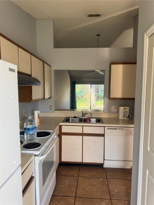 For Sale: $189,900 (2 beds, 2 baths, 886 Square Feet)