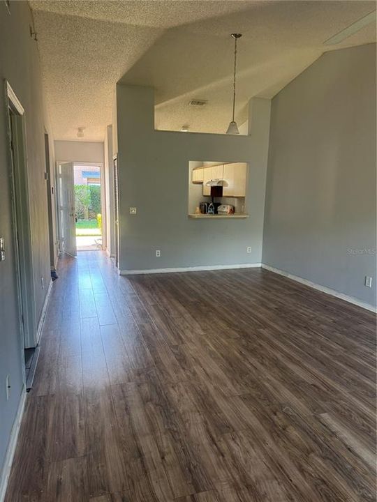 For Sale: $189,900 (2 beds, 2 baths, 886 Square Feet)