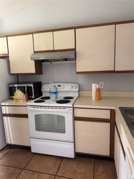 For Sale: $189,900 (2 beds, 2 baths, 886 Square Feet)