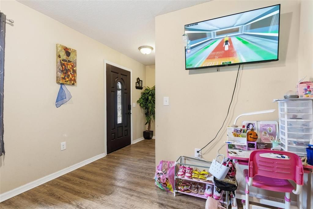 For Sale: $310,000 (3 beds, 2 baths, 1709 Square Feet)