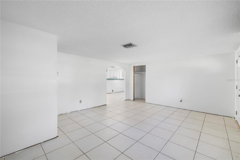 For Sale: $170,000 (2 beds, 1 baths, 1226 Square Feet)