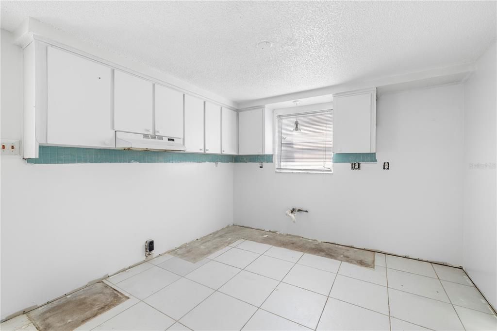 For Sale: $170,000 (2 beds, 1 baths, 1226 Square Feet)