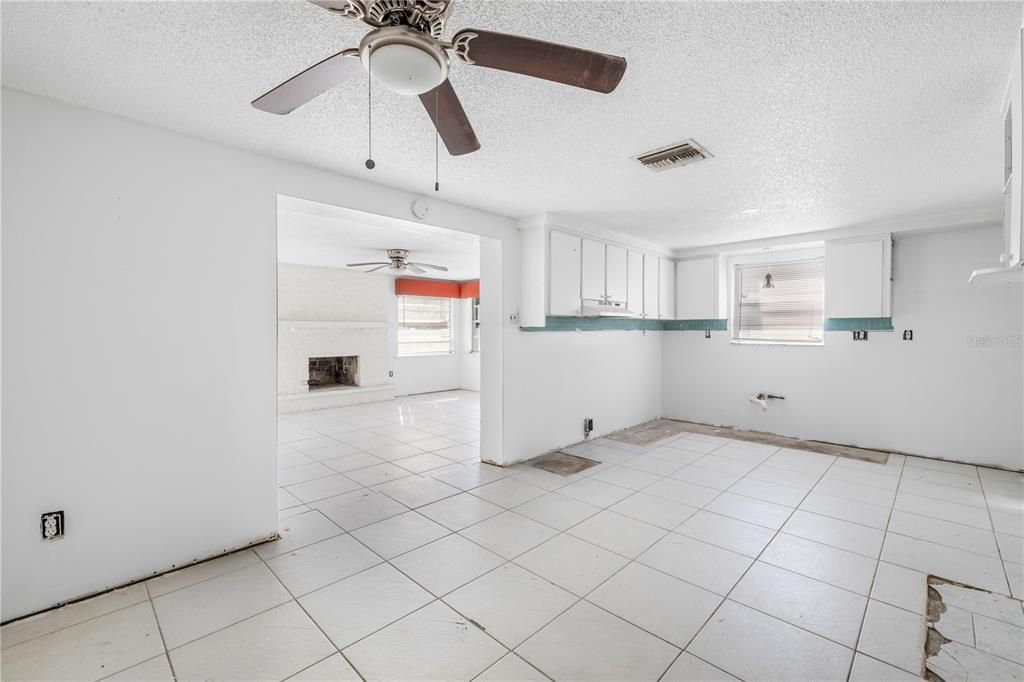 For Sale: $170,000 (2 beds, 1 baths, 1226 Square Feet)