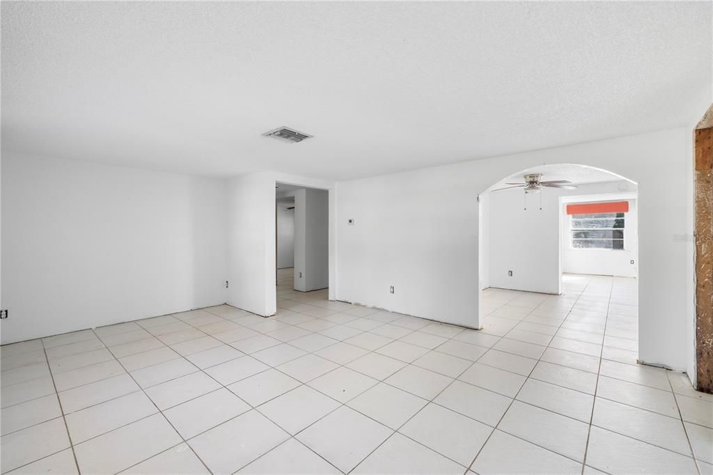 For Sale: $170,000 (2 beds, 1 baths, 1226 Square Feet)