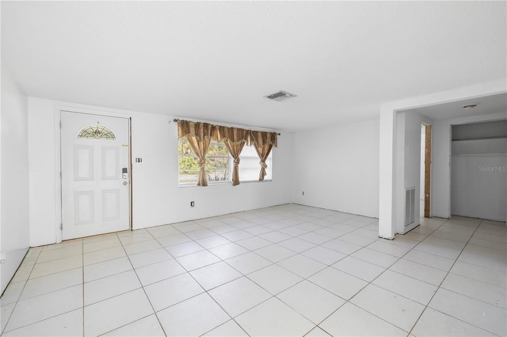 For Sale: $170,000 (2 beds, 1 baths, 1226 Square Feet)