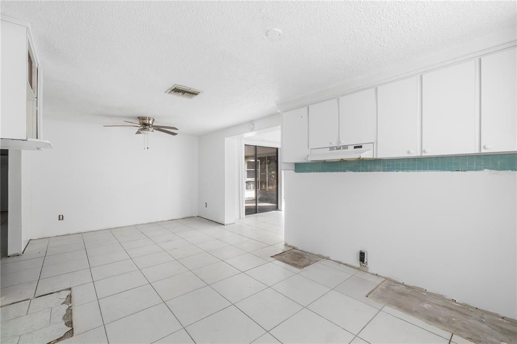 For Sale: $170,000 (2 beds, 1 baths, 1226 Square Feet)