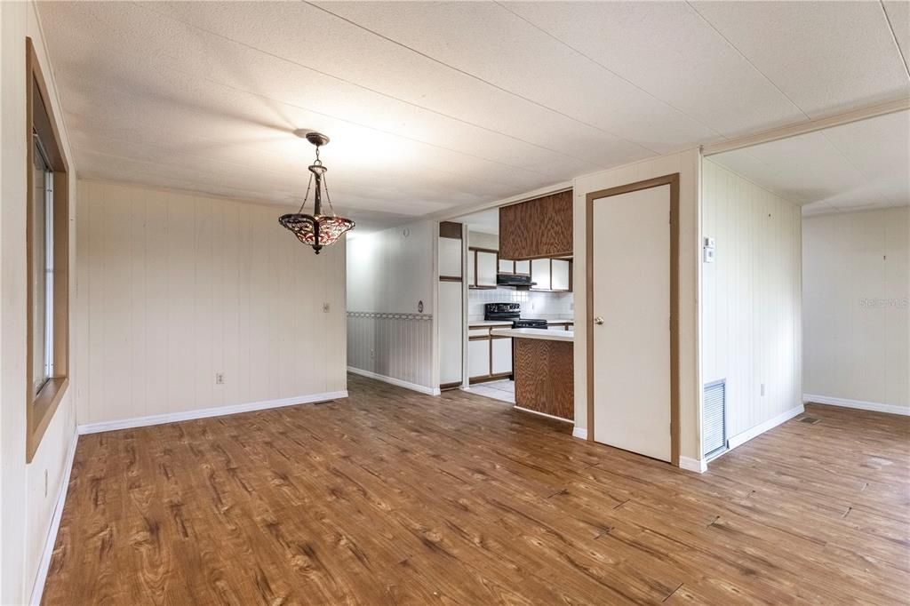 На продажу: $379,900 (2 спален, 2 ванн, 1584 Квадратных фут)