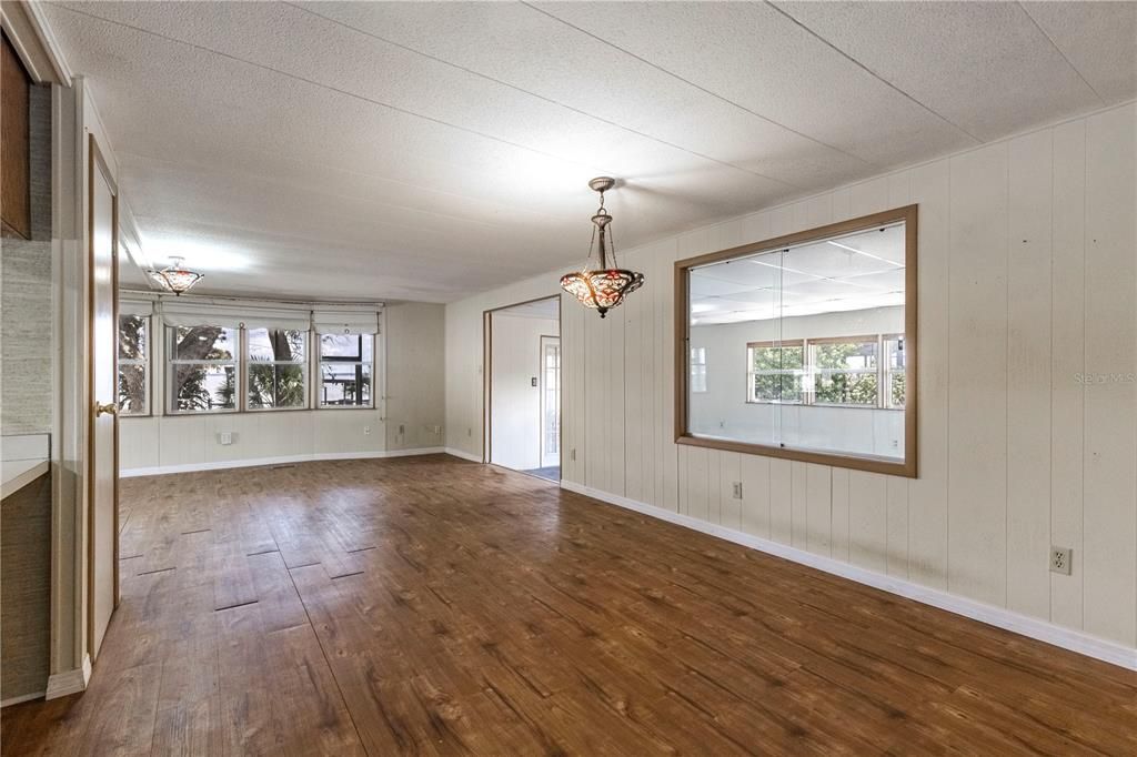 На продажу: $379,900 (2 спален, 2 ванн, 1584 Квадратных фут)