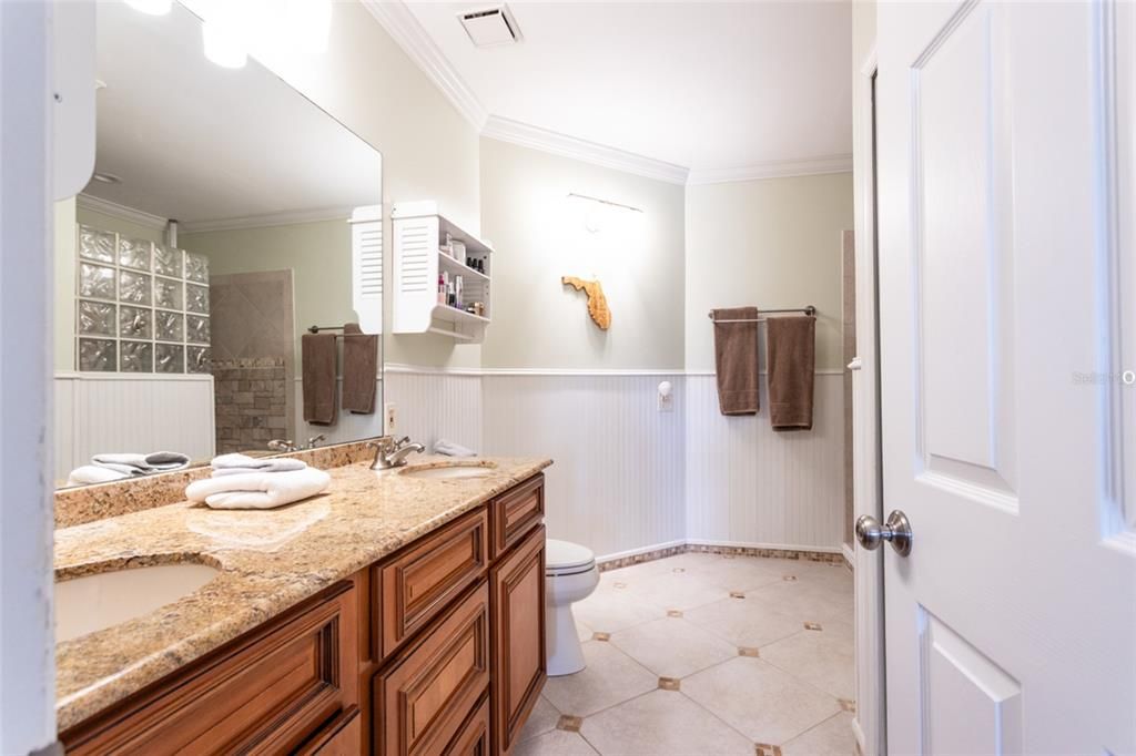 For Sale: $305,000 (3 beds, 2 baths, 1230 Square Feet)