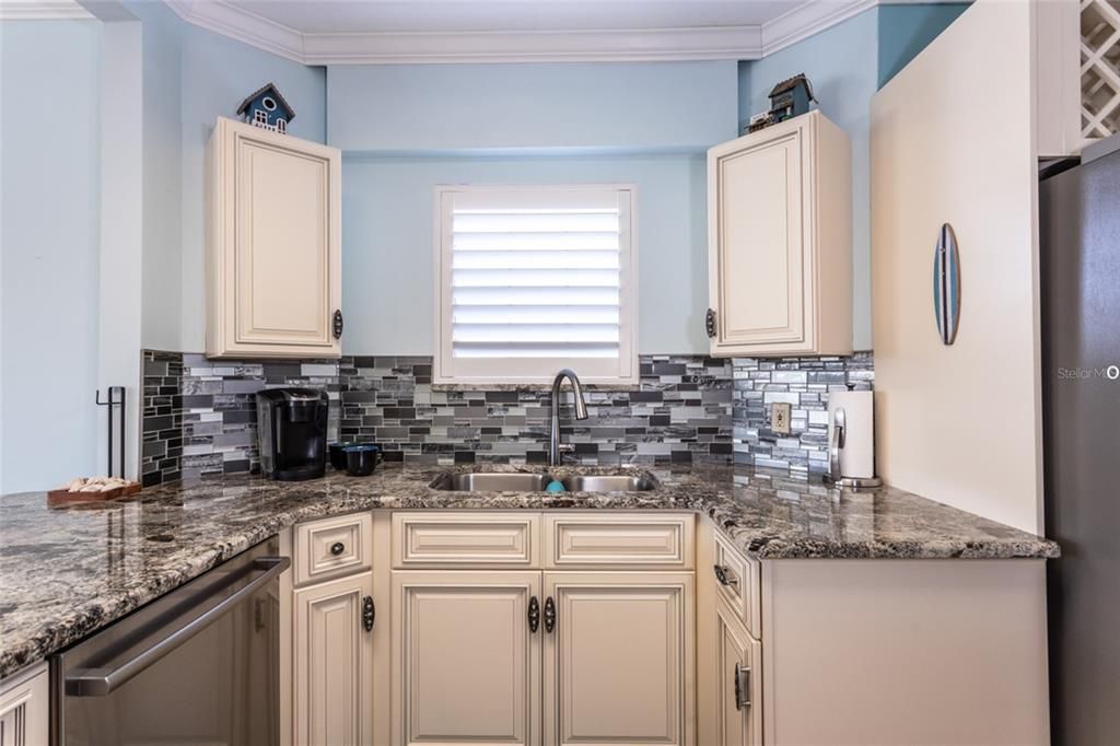 For Sale: $305,000 (3 beds, 2 baths, 1230 Square Feet)