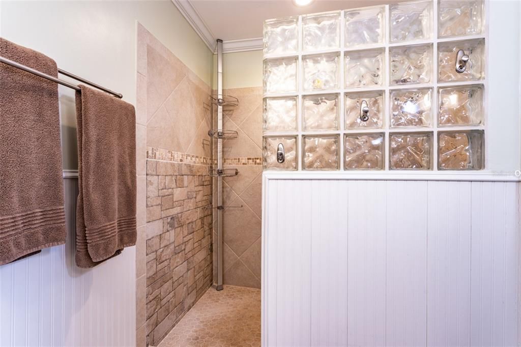 For Sale: $305,000 (3 beds, 2 baths, 1230 Square Feet)