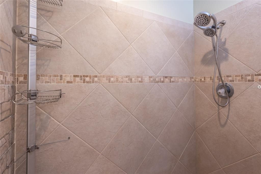 For Sale: $305,000 (3 beds, 2 baths, 1230 Square Feet)