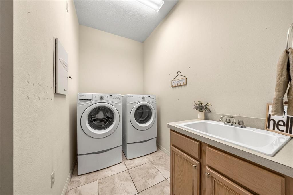 待售: $450,000 (3 贝兹, 3 浴室, 2737 平方英尺)