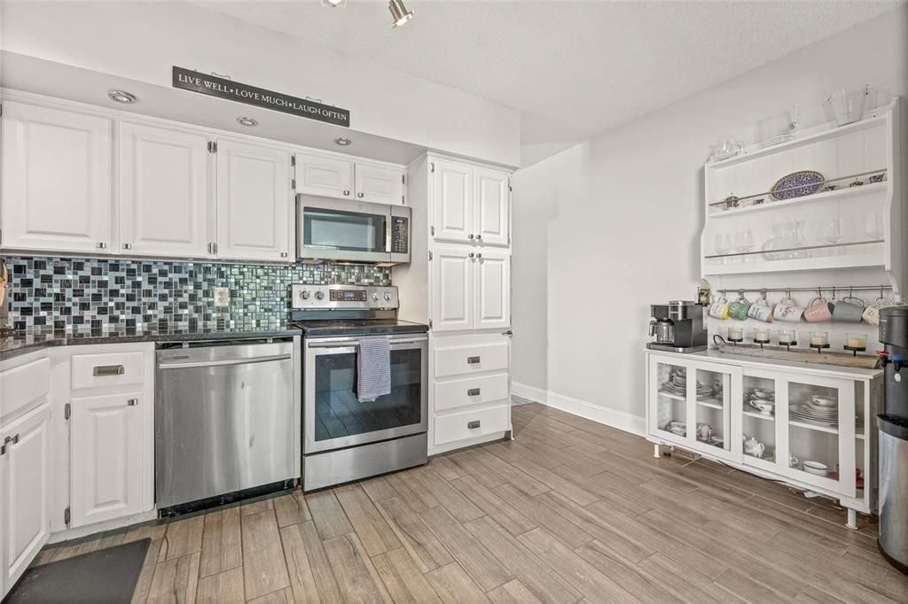 For Sale: $173,000 (2 beds, 2 baths, 1370 Square Feet)