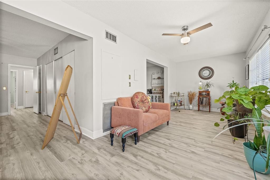 For Sale: $173,000 (2 beds, 2 baths, 1370 Square Feet)