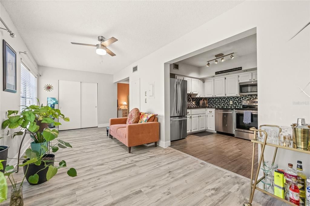 For Sale: $173,000 (2 beds, 2 baths, 1370 Square Feet)