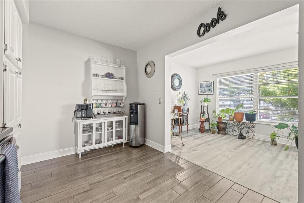 For Sale: $173,000 (2 beds, 2 baths, 1370 Square Feet)