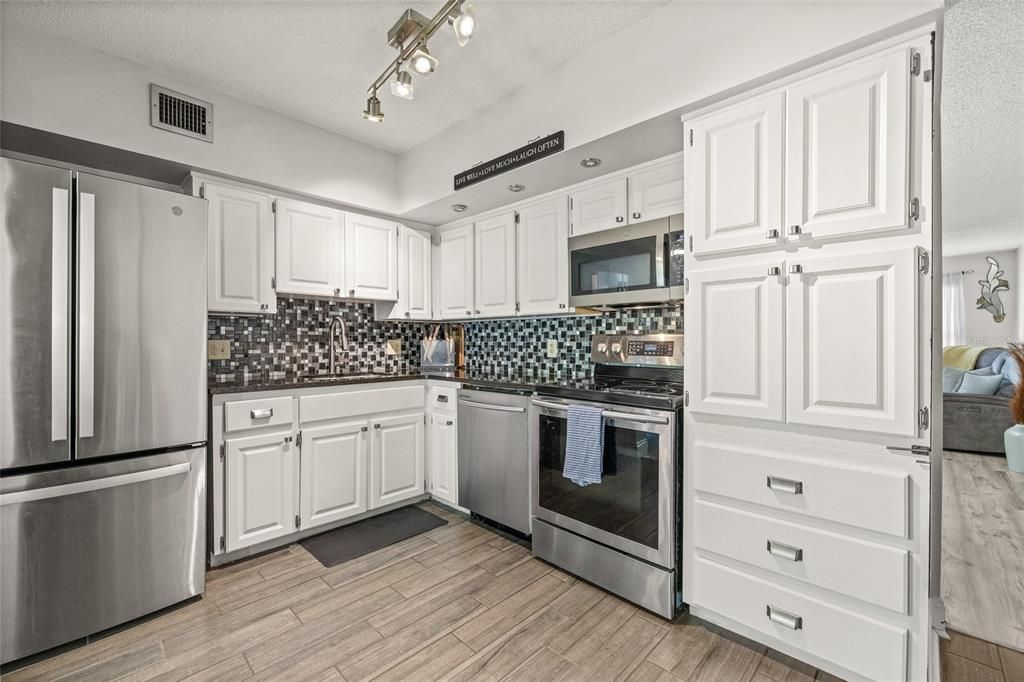 For Sale: $173,000 (2 beds, 2 baths, 1370 Square Feet)