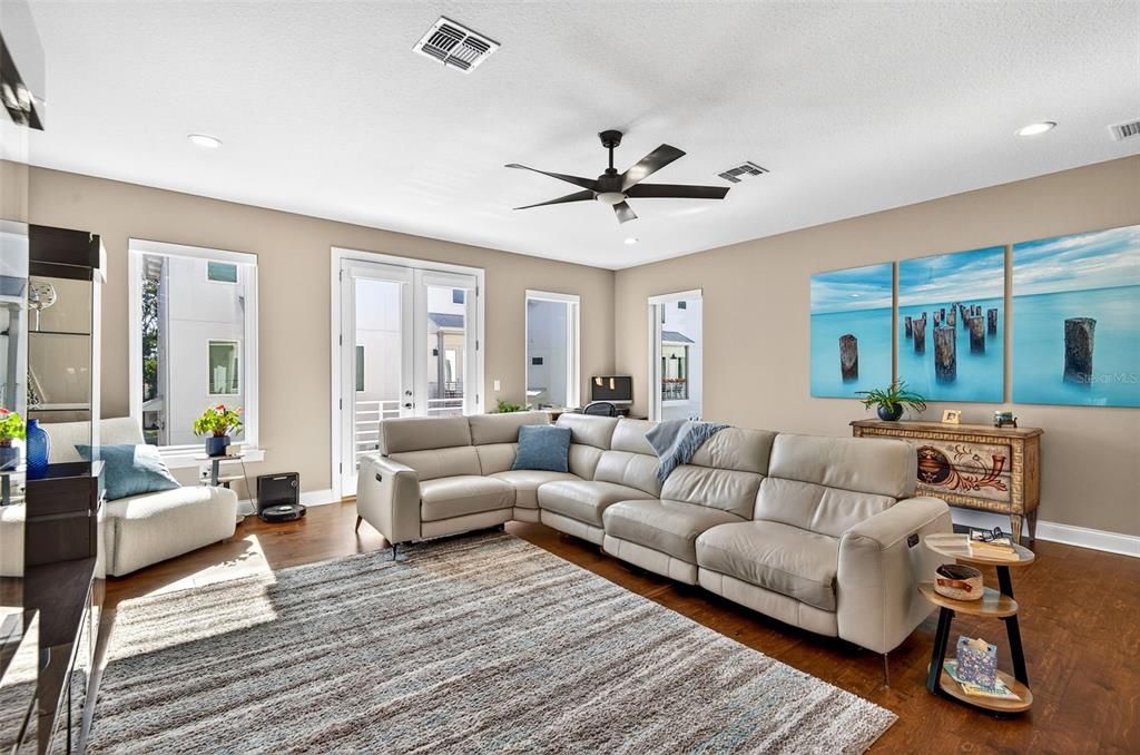 На продажу: $649,000 (3 спален, 3 ванн, 2131 Квадратных фут)