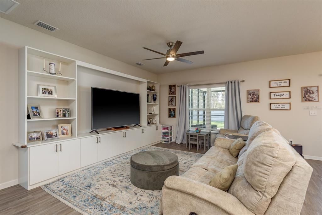 For Sale: $475,000 (3 beds, 2 baths, 2040 Square Feet)