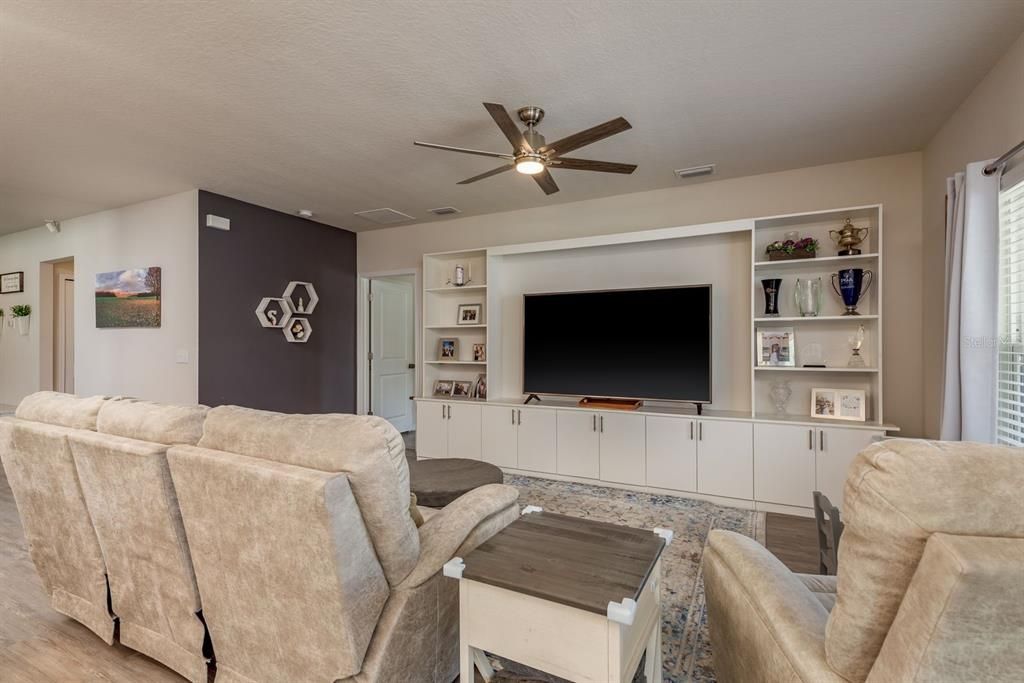 For Sale: $475,000 (3 beds, 2 baths, 2040 Square Feet)