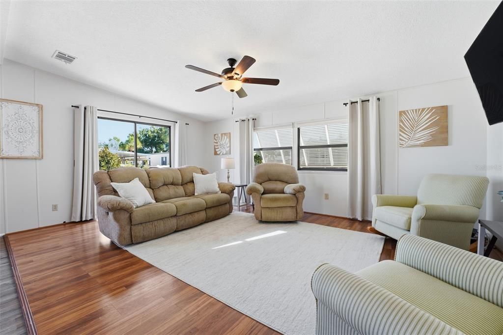 For Sale: $150,000 (2 beds, 2 baths, 1144 Square Feet)