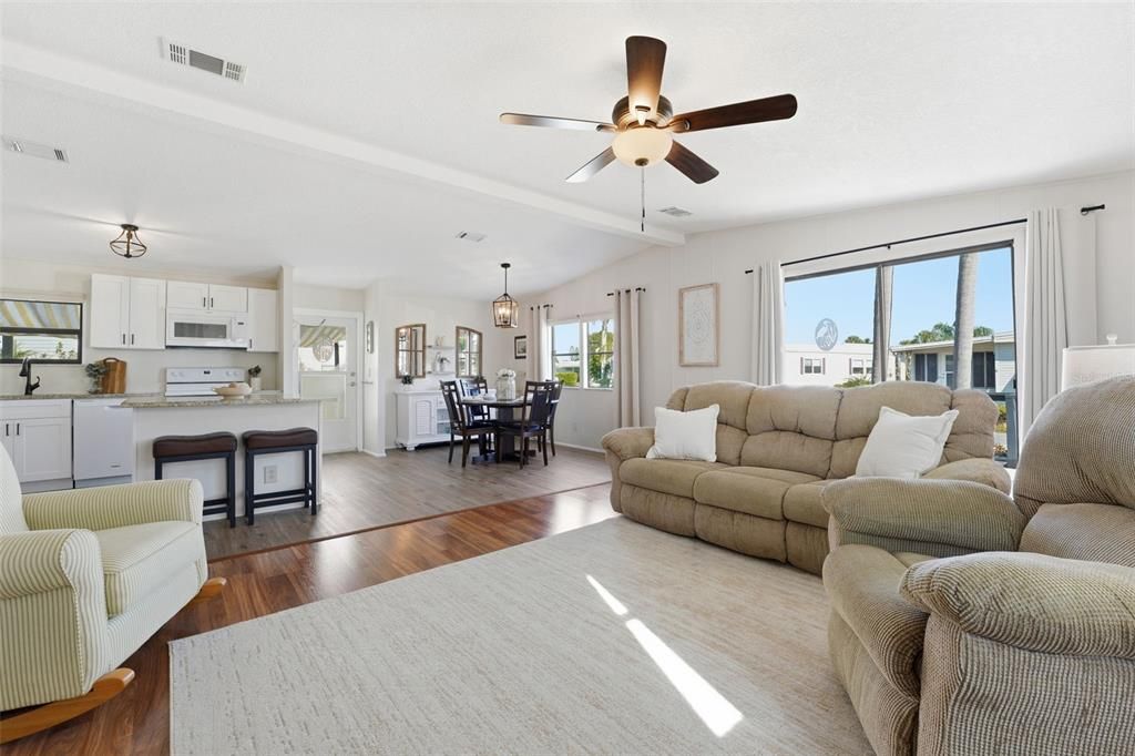 For Sale: $150,000 (2 beds, 2 baths, 1144 Square Feet)