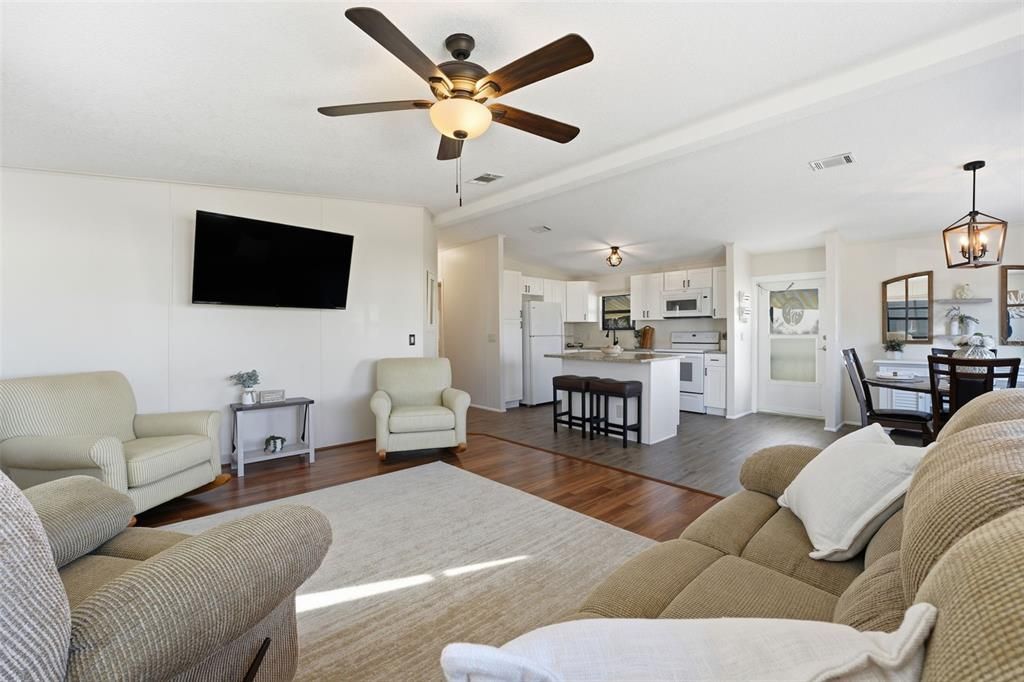 For Sale: $150,000 (2 beds, 2 baths, 1144 Square Feet)